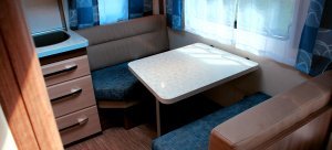 http://Salon%20w%20przyczepie%20kempingowej%20-%20Hobby%20DeLuxe%20400%20SFE