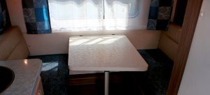 http://Wnętrze%20w%20przyczepie%20kempingowej%20-%20Hobby%20DeLuxe%20400%20SFE