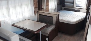 http://Łóżko%20w%20przyczepie%20kempingowej%20-%20Hobby%20Prestige%20650%20UMFe