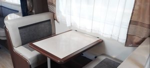 http://Stolik%20w%20przyczepie%20kempingowej%20-%20Hobby%20Prestige%20650%20UMFe